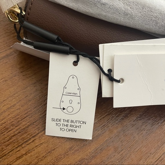 Calvin Klein crossbody bag - Picture 9 of 12